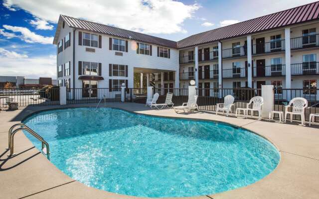 Super 8 by Wyndham Sevierville Riverside