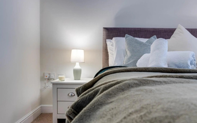 Luxury 2 Bed Garden Apartment With Parking