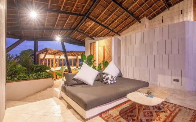 Stunning 2-br Penthouse With View, 800m to Beach