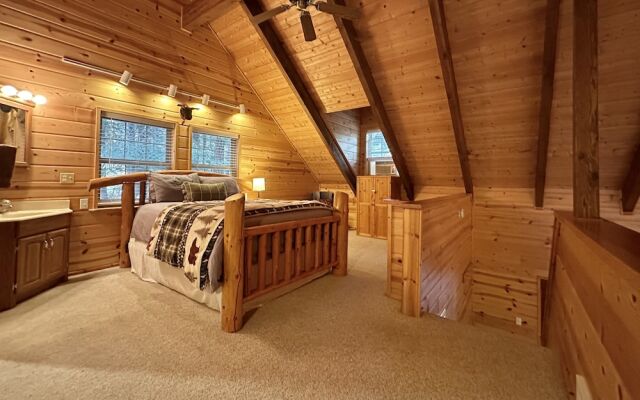 Chipmunk Lodge 2 Bedroom Home by NW Comfy Cabins by RedAwning
