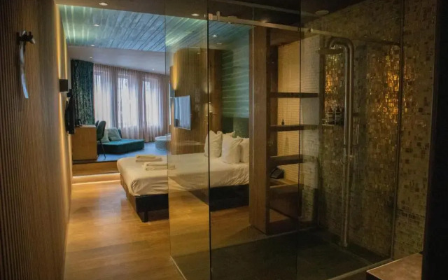Manzo's Suites
