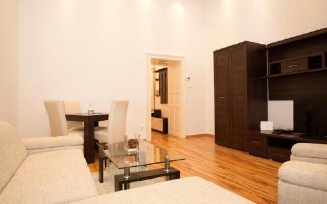 Charlotte Apartment Close to Opera