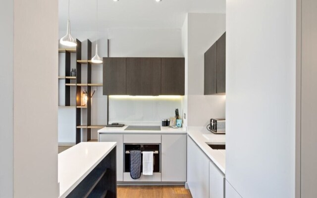 Designer 1-bed Flat W/juliet Balcony nr Wimbledon