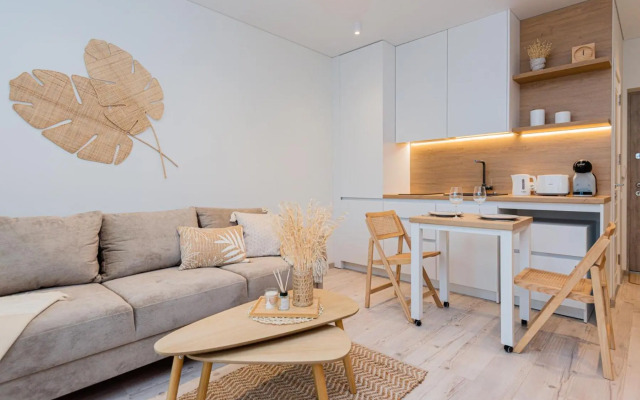 BOHO BEACH STUDIO su terasa ir baseinu