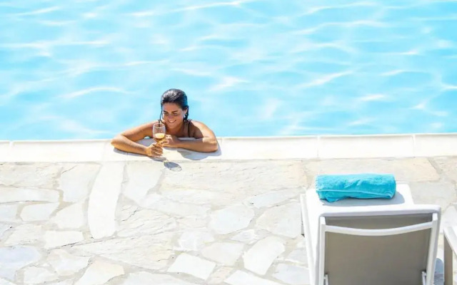 Akrotiri Hotel