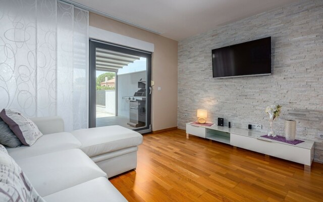 Modern Holiday Home With Terrace and Outdoor Jacuzzi