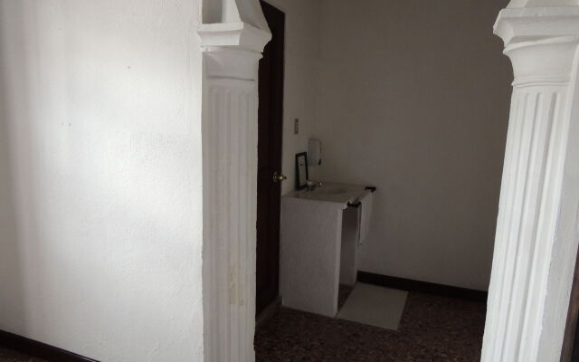 Feathers Hotel and Lounge - Hostel