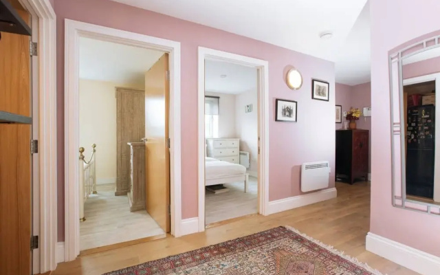 Charming 2 Bedroom Flat With Balcony in Shoreditch