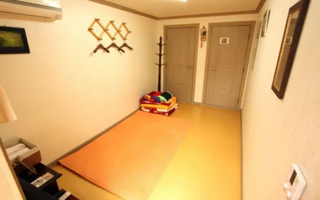 Jeonju Gyodong Baekjak Hanok Stay