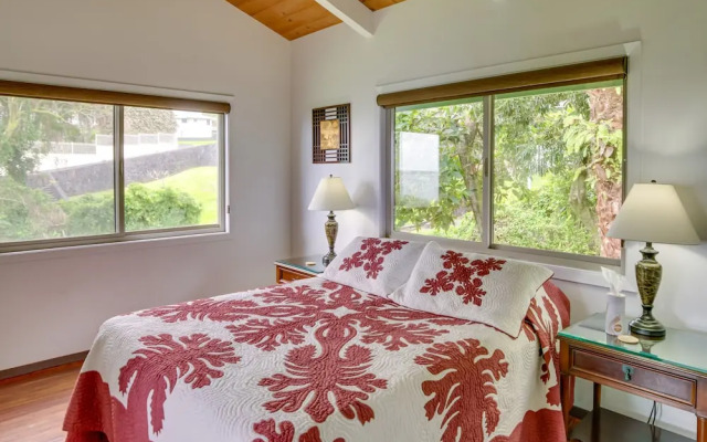 Hilo Home w/ Private Deck + Stunning Ocean Views!
