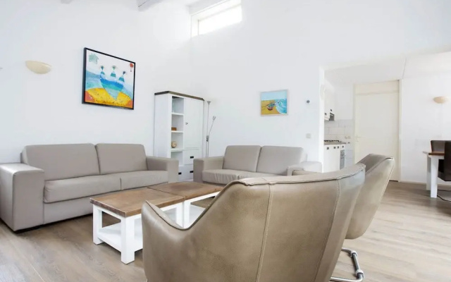 Restyled Holiday Home with 2 Bathrooms near Beach