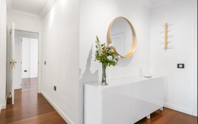 Spacious beach apartment with private parking