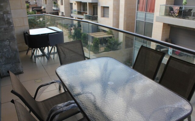 Modern Resort like with pool