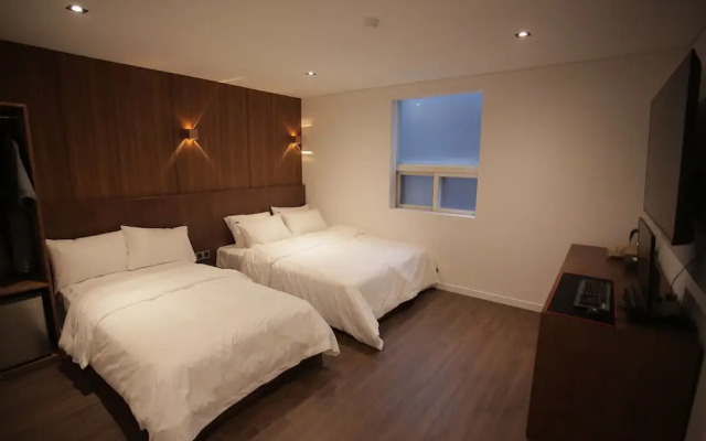 Hotel Seven Step