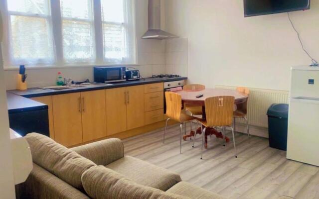 Entire Two Double Bedrooms Flat N4