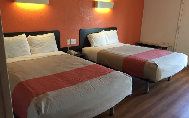 Motel 6 Rockford