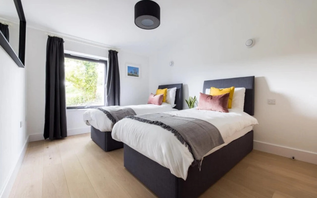 Stunning 5 Bedroom New Build With Amazing Views