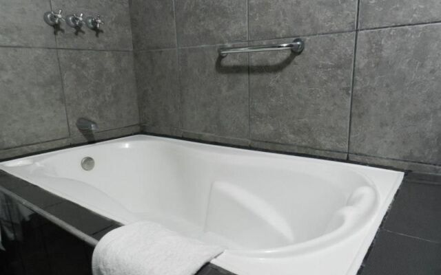 Hotel Holiday Suites