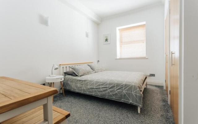 Spacious 2 bedroom flat near beach and town centre