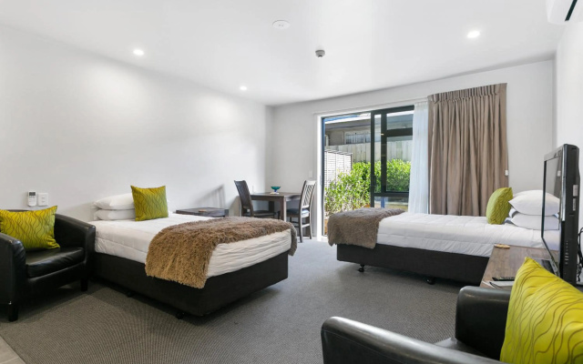 Acacia Lake View Motel – Guest Rooms – Taupo