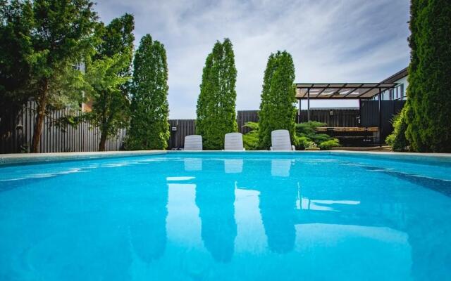 Villa Holiday & White House