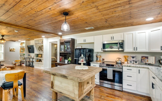 Lindale Vacation Rental w/ Deck & Grill!