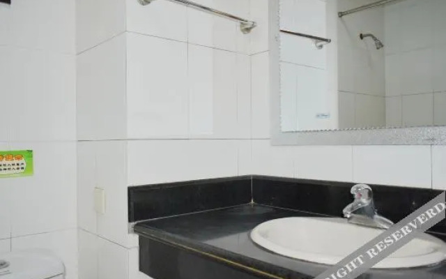 OYO Hangzhou Fengsheng Grand Hotel (Xiaoshan Yaqian Road)