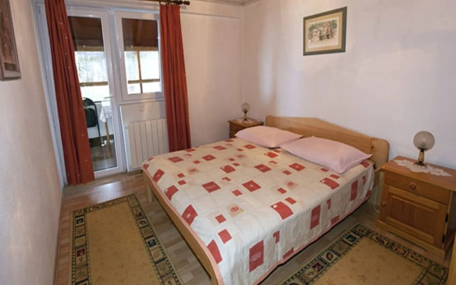Apartments and rooms Roza