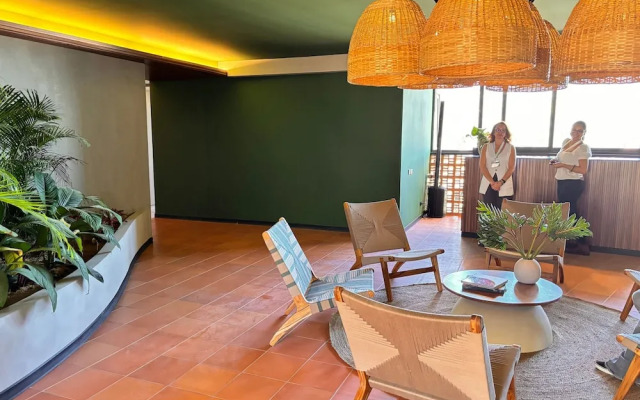 BEE Suites San José - Santa Ana