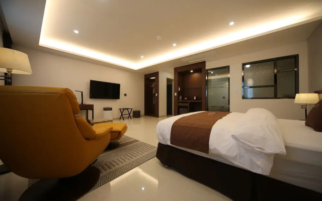 Hotel J's