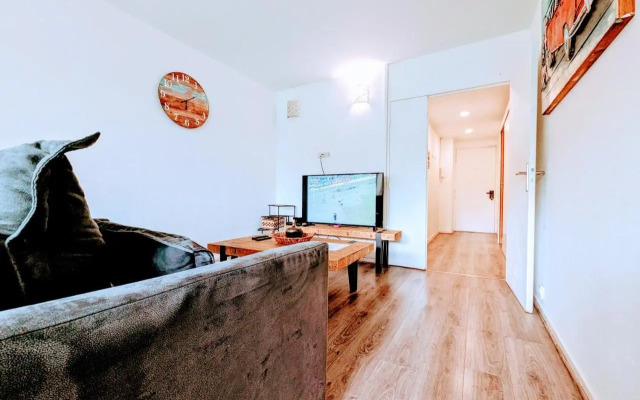 Chic and comfortable apart near Paris