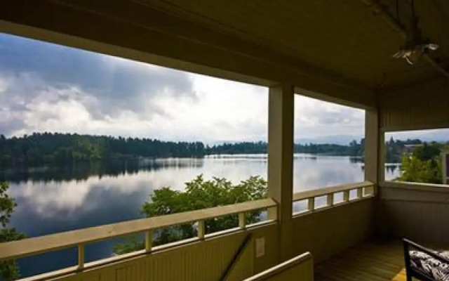 The Haus on Mirror Lake