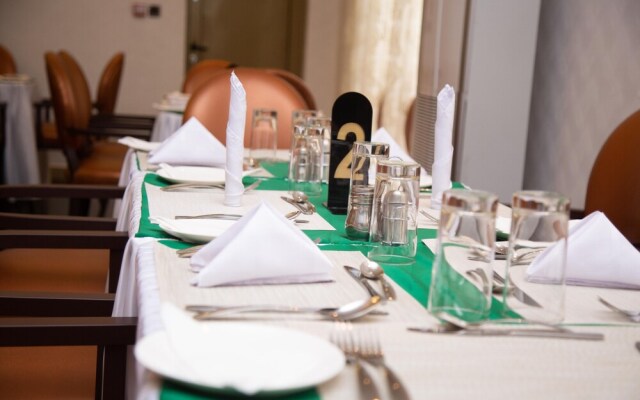 Oak Haven Hotel And Suites
