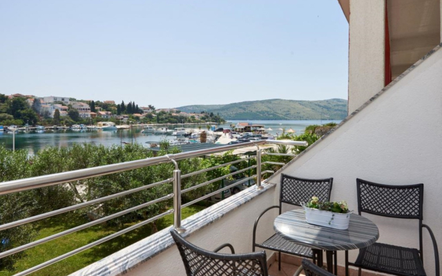 Apartment Mare - 30 m from pebble beach: A3 Seget Vranjica, Riviera Trogir