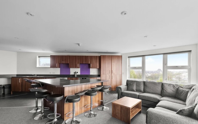 8 Bed Apartment @ Derriford Stays by Pureserviced