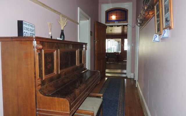 Wozza's B&B and Vault Cafe