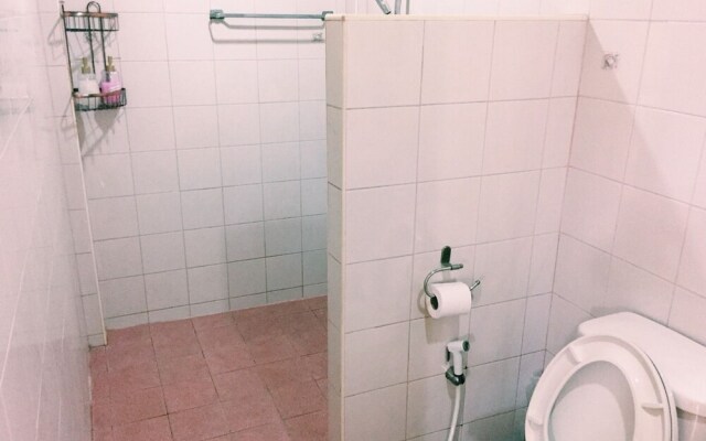 Nakhon Latphrao Hostel