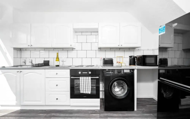 Bright Modern Home Near Birmingham