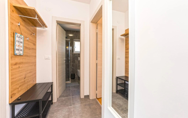 Ocean blue modern apartment for 8