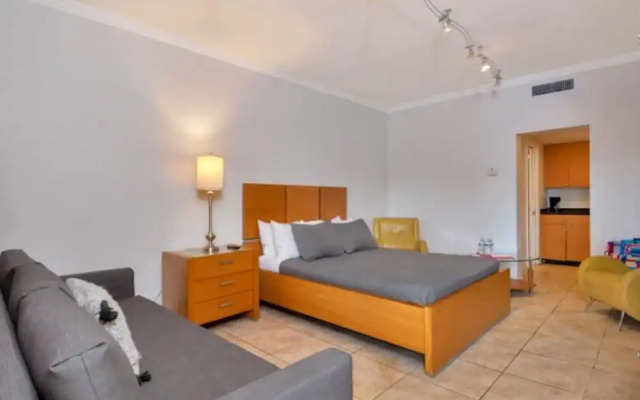 Amazing Apartment,hallandale Beach, Walk to Ocean!