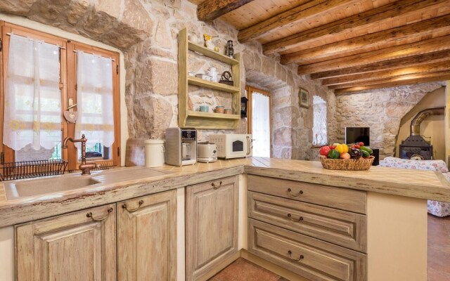 Beautiful Home in Kras With Wifi and 2 Bedrooms