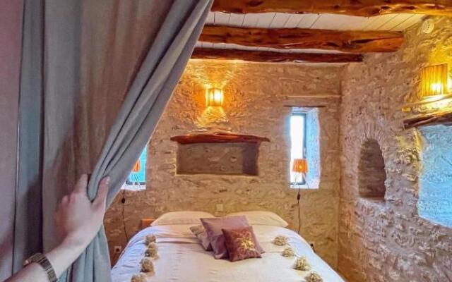 Atlantis 12, Maison d'hôtes et d'art