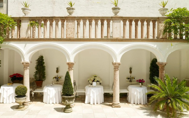 Opera Hotel