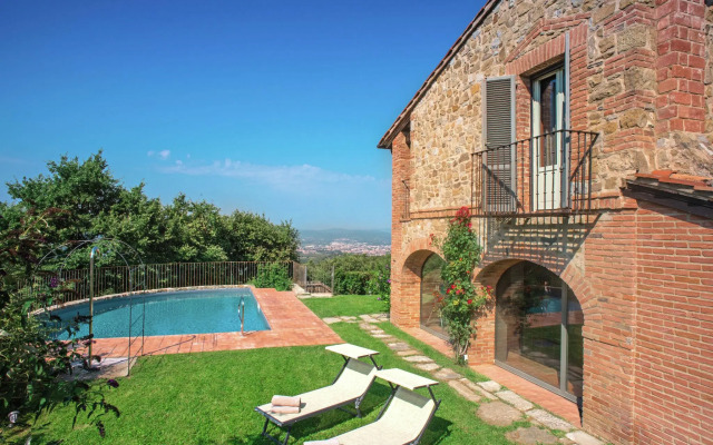 Villa in Arezzo With Pool and Vineyards