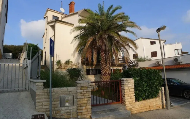 Apartment For Eight Persons With Three Bedrooms And Swimming Pool Located 450M From Beach