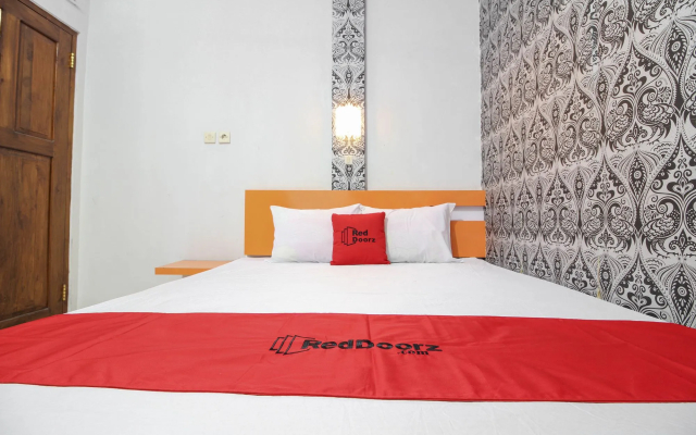 RedDoorz Plus near Hartono Mall