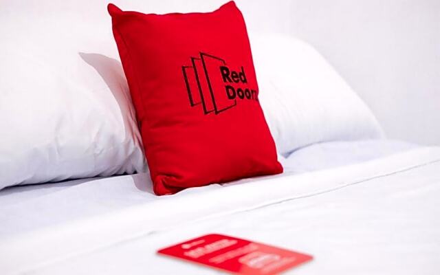 RedDoorz near Taman Wisata Alam Punti Kayu Palembang 2