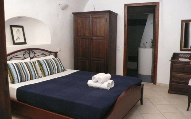 Iridanos Cave House
