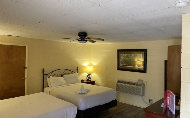 Queen Guest Room Located at the Joplin Inn at the Entrance to Mountain Harbor, Just 2 1/2 Miles From Lake Ouachita. by Redawning