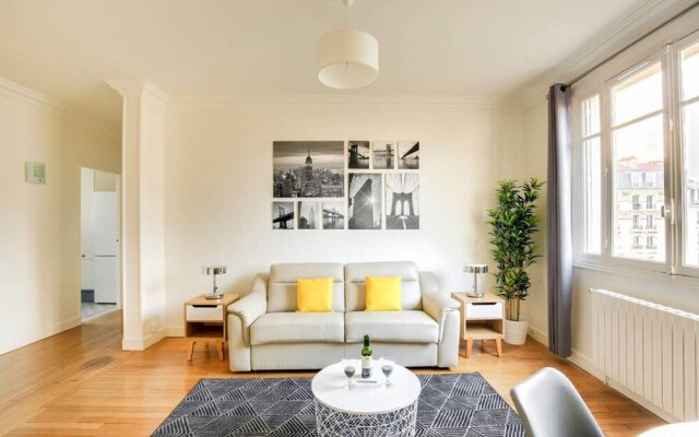 Spacious and Bright Apartment in Levallois